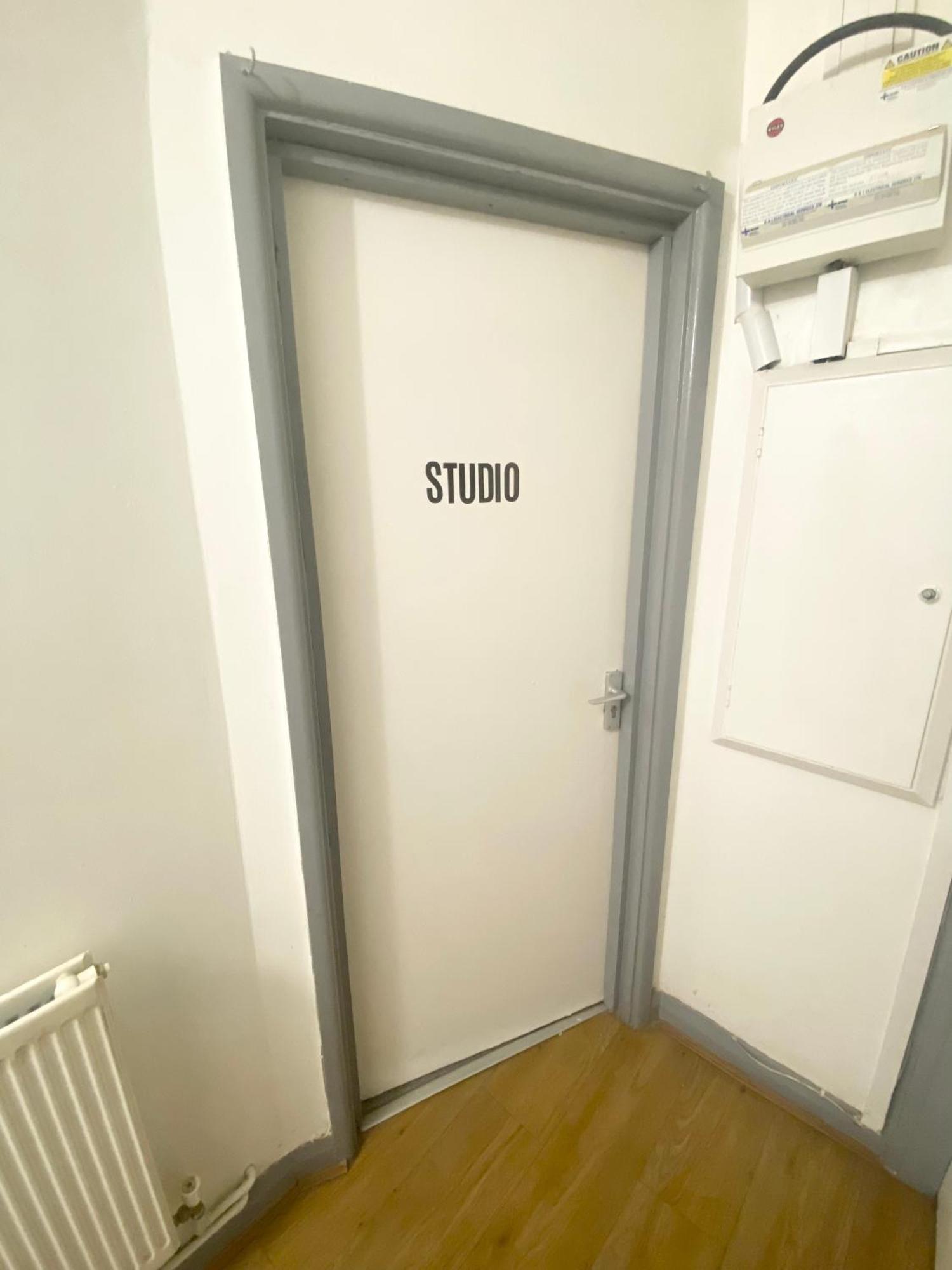 London Studio Chingford Exterior photo